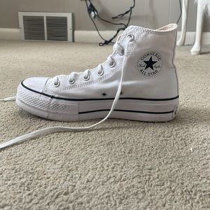 Woman’s platform Converse size 9.